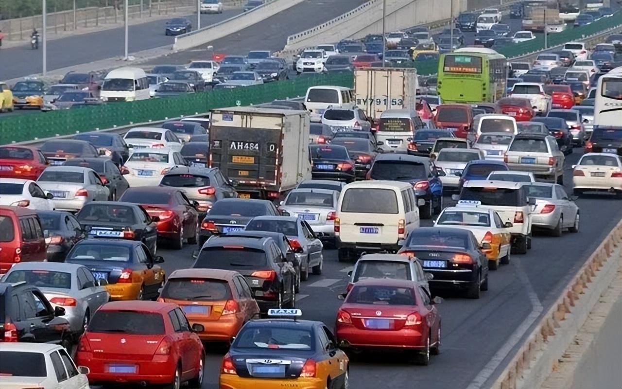 3000公里免费，这话一听是真香，细一算就没那么简单了。
现在不少人嫌节假日高速