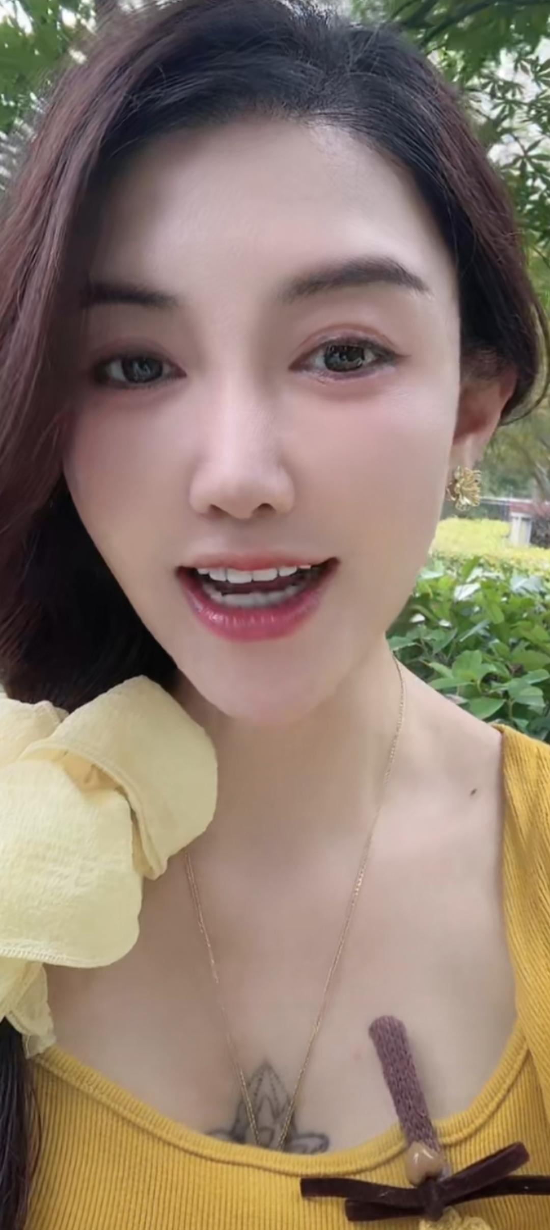 这位美女在户外自拍，笑容甜美。