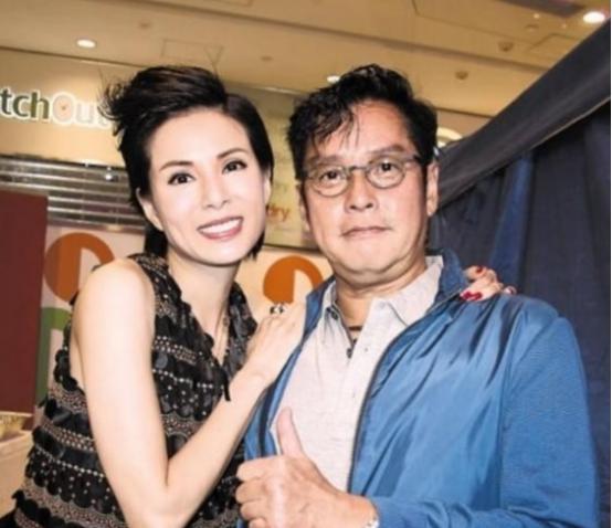 1996年，香港歌王谭咏麟突然向妻子杨洁薇提出，要把自己10亿家产全部转让给她，