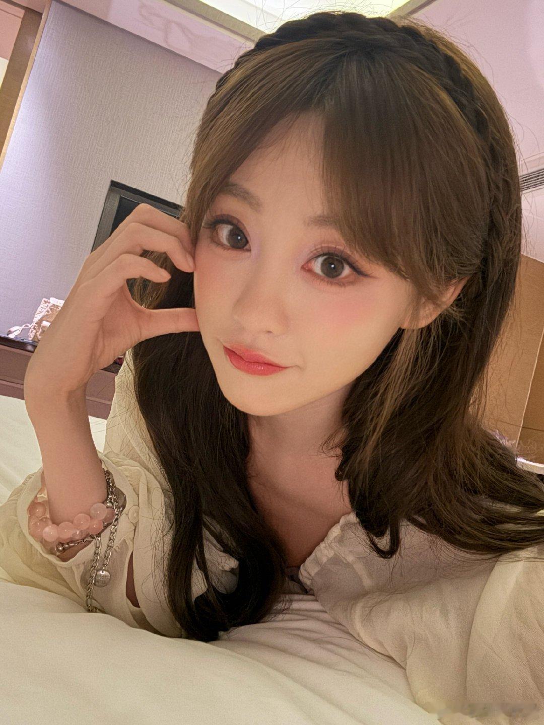 这跟和祝绪丹谈恋爱有什么区别 沧州偶遇甜妹实录！上下班主动挥手超治愈，跳舞时身姿