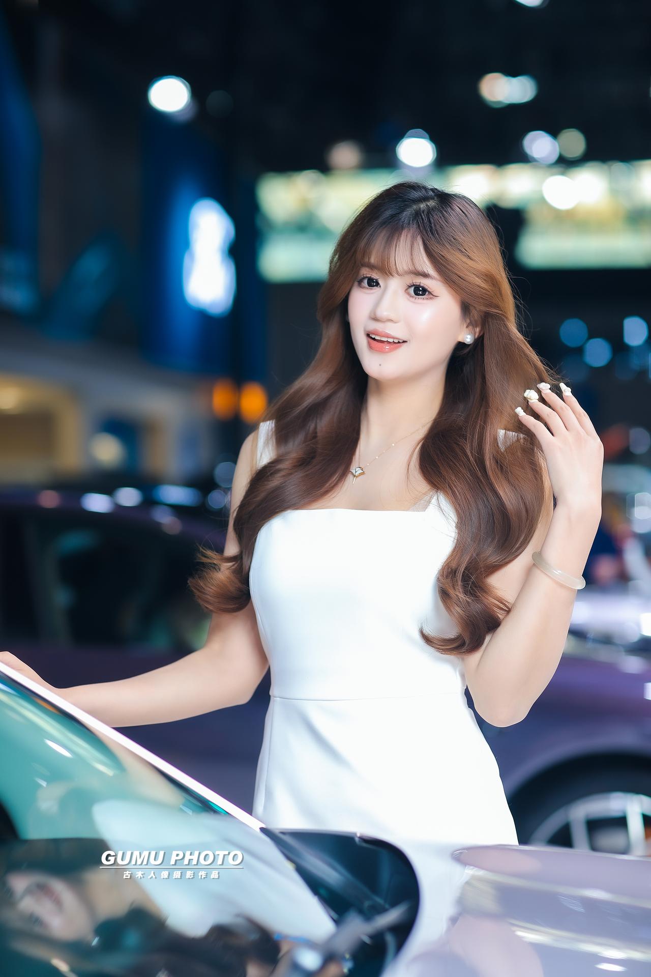 2025重庆汽车消费节长安启源展台模特小姐姐