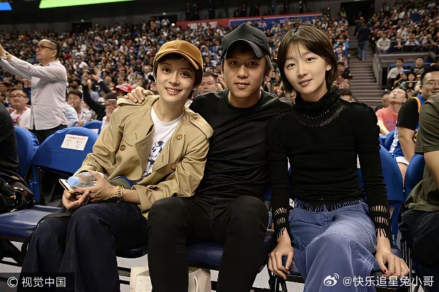 都说周冬雨脸型小，属于小五官系，看她和孙俪、邓超同框合影，也看不出脸型特别小，三