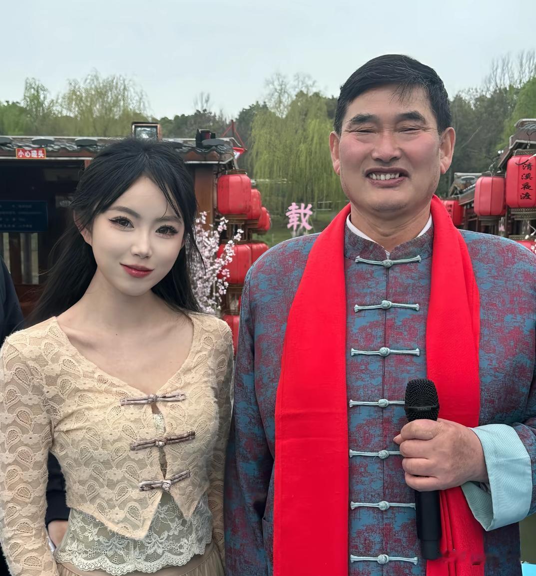 “大衣哥”朱之文名气是越来越大了，很多小姑娘都抢着和他合影。自古英雄难过美人关，