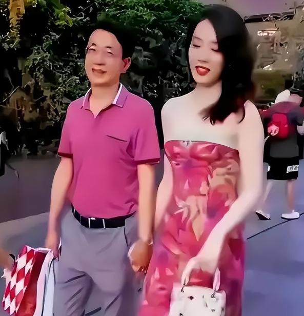 "牵手门"后，董思槿的人生彻底改写。2023年6月，成都太古里街头一段牵手视频炸