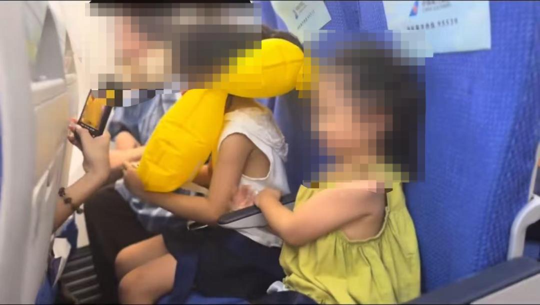 一段客舱视频在网络引发大量讨论，家长带着孩子搭乘航班返程，任由孩子拆开座椅下方救