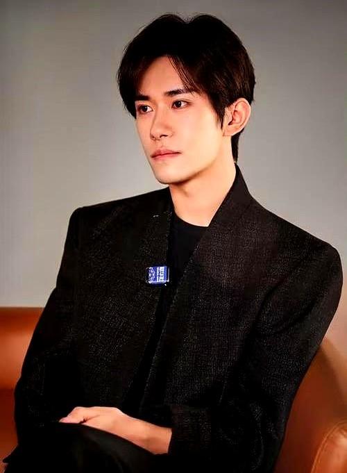 易烊千玺的成熟转型，引粉丝热议。
最近易烊千玺在采访视频中，展现出成熟深沉的造型