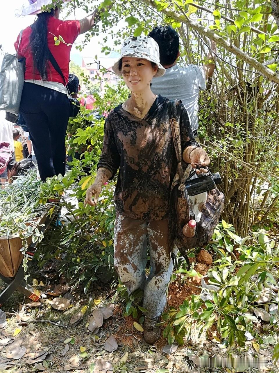来趟云南容易么，变成泥人了