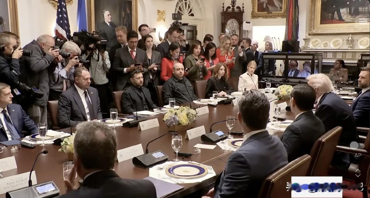 美国总统特朗普在白宫与到访的乌克兰总统泽连斯基举行会谈，双方就俄乌冲突现状及解决