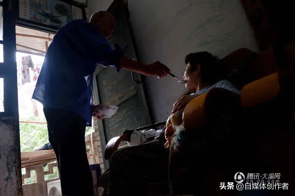 四川大叔戒烟2年攒下1万多，这招戒断法，比硬扛管用10倍
 
戒烟难吗？难。难到