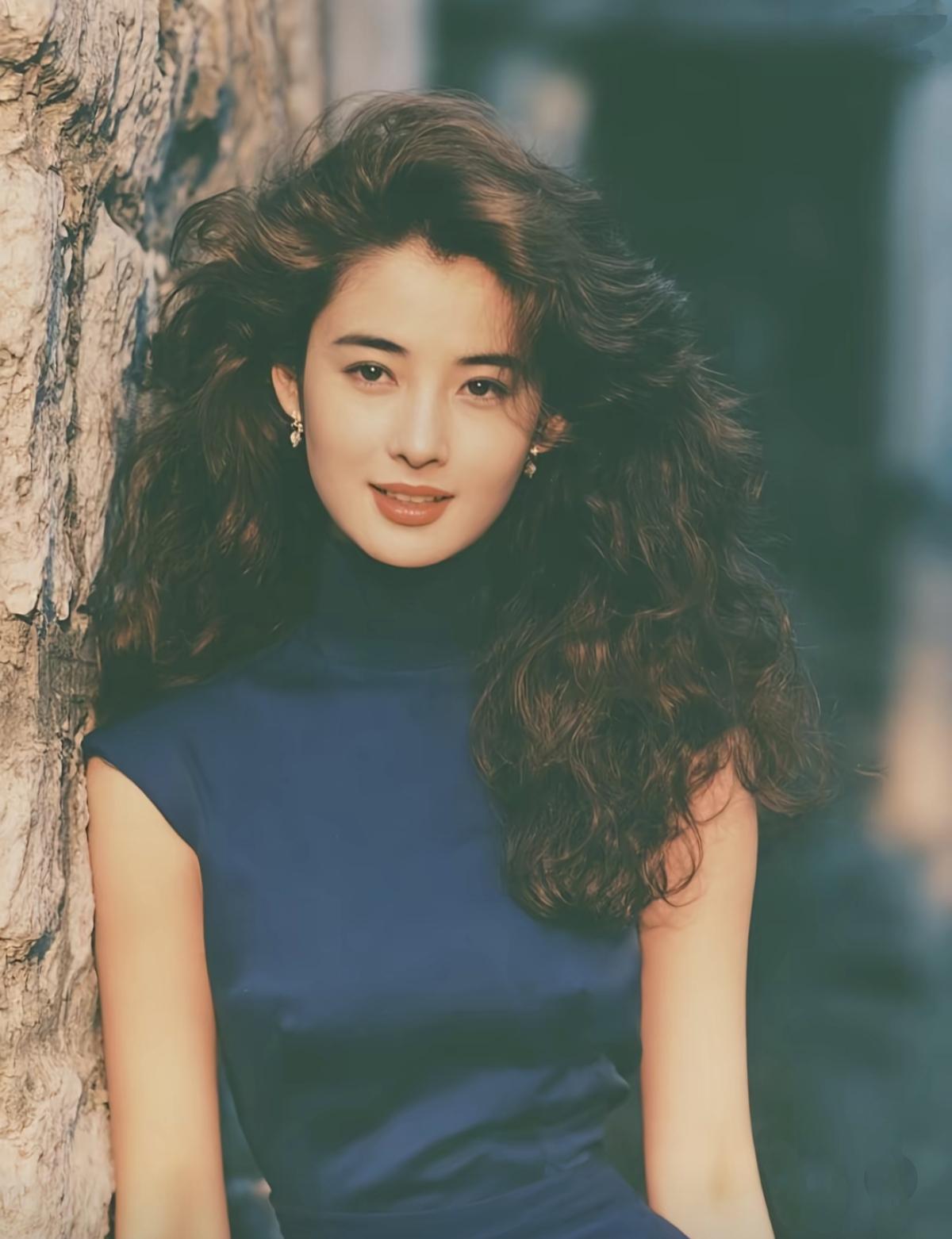 这个美女不知道是谁？真的是越看越上头。（图片来源网络）