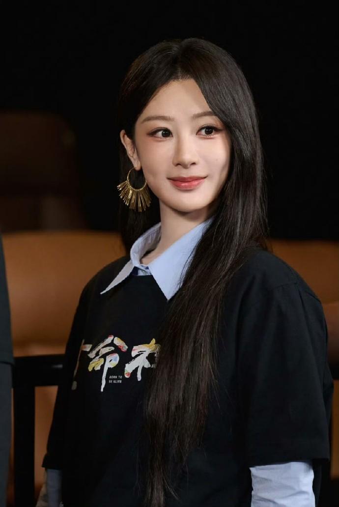 今日杨紫✨✨✨
阳光甜酷妆🕶️
化妆：金鹤龙🧏🏻‍♂️
杨紫[超话]杨紫大