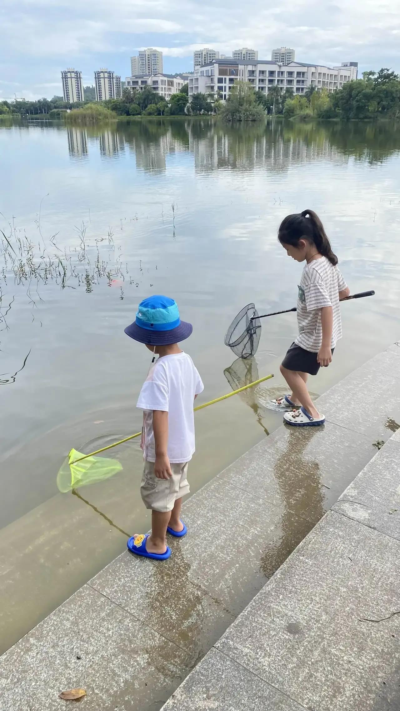 这里的孩子好幸福，我家的孙女孙子除了是补课就是兴趣班，孩子一天被大人安排的满满的