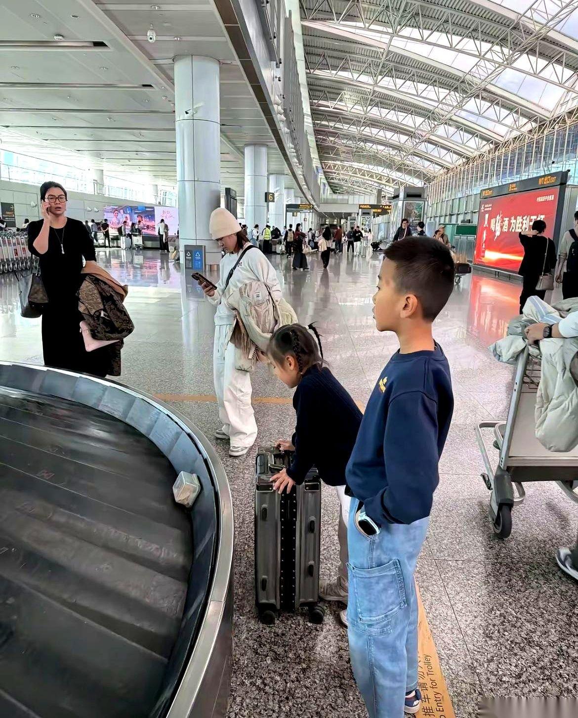 从乌鲁木齐飞回广州，刚落地，就被人认出来了。
全红婵。
跟网友家的小孩合影，一点