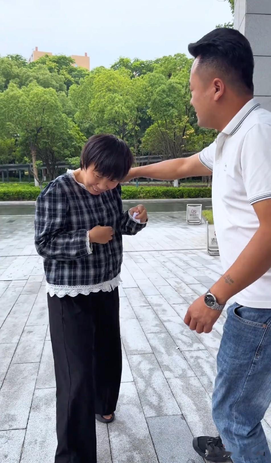 梦秋把纸撕的满地都是，二伟实在看不下去，拉着梦秋不让撕，梦秋吓得嗷嗷叫

周敏走