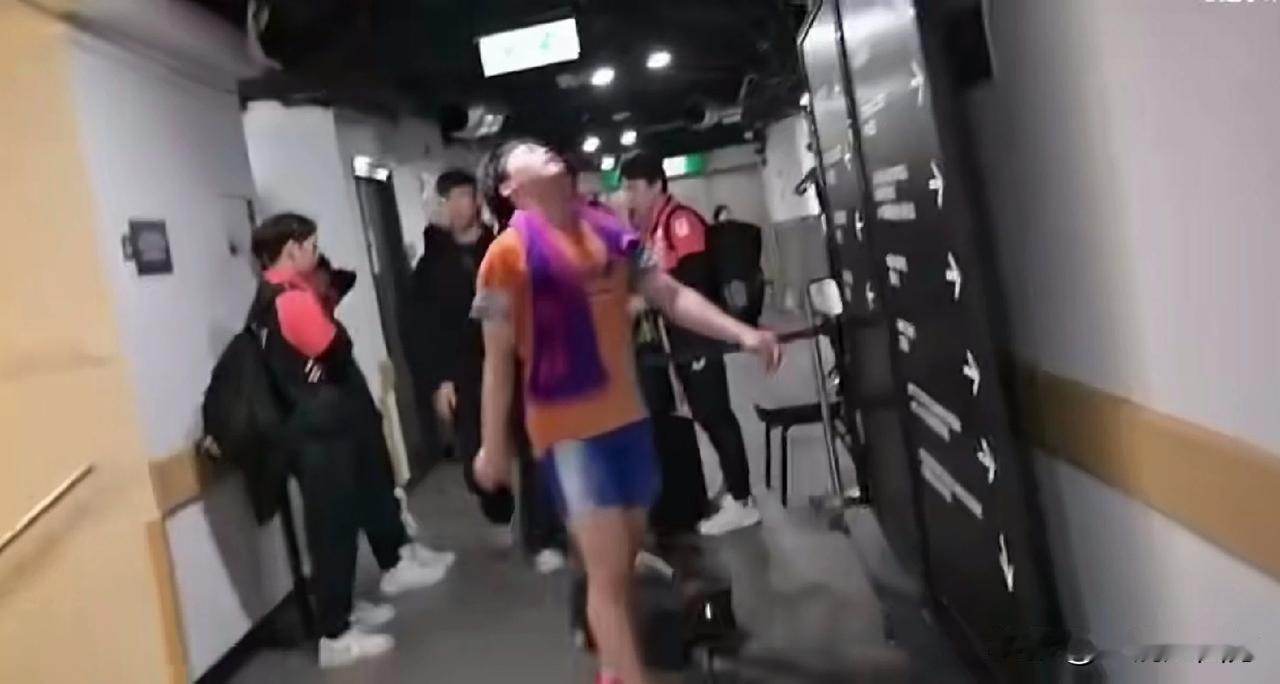 昨天在WTT香港总决赛男单首轮3-4被王楚钦逆转淘汰的松岛辉空，在后台走廊靠着墙
