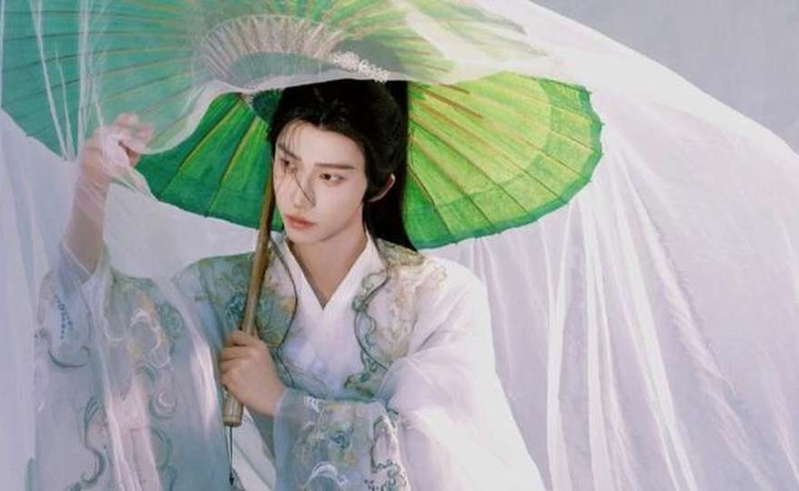 一袭素衣清颜，繁花沁香三千，刘宇国风美少年