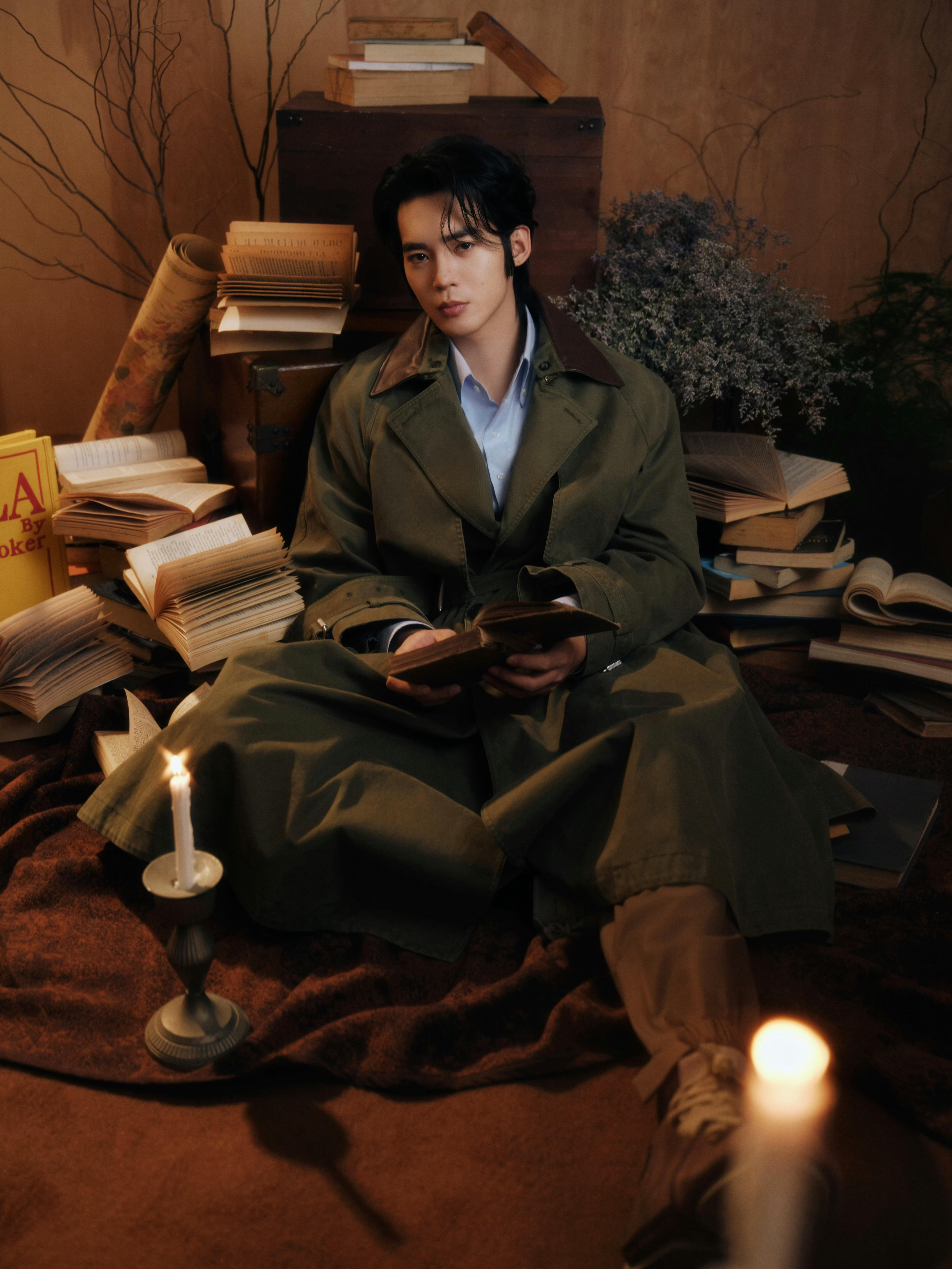 于适古堡阁楼风小王子于适快闪造型，身着军绿色双排扣风衣复古利落，翻领与双排扣设计