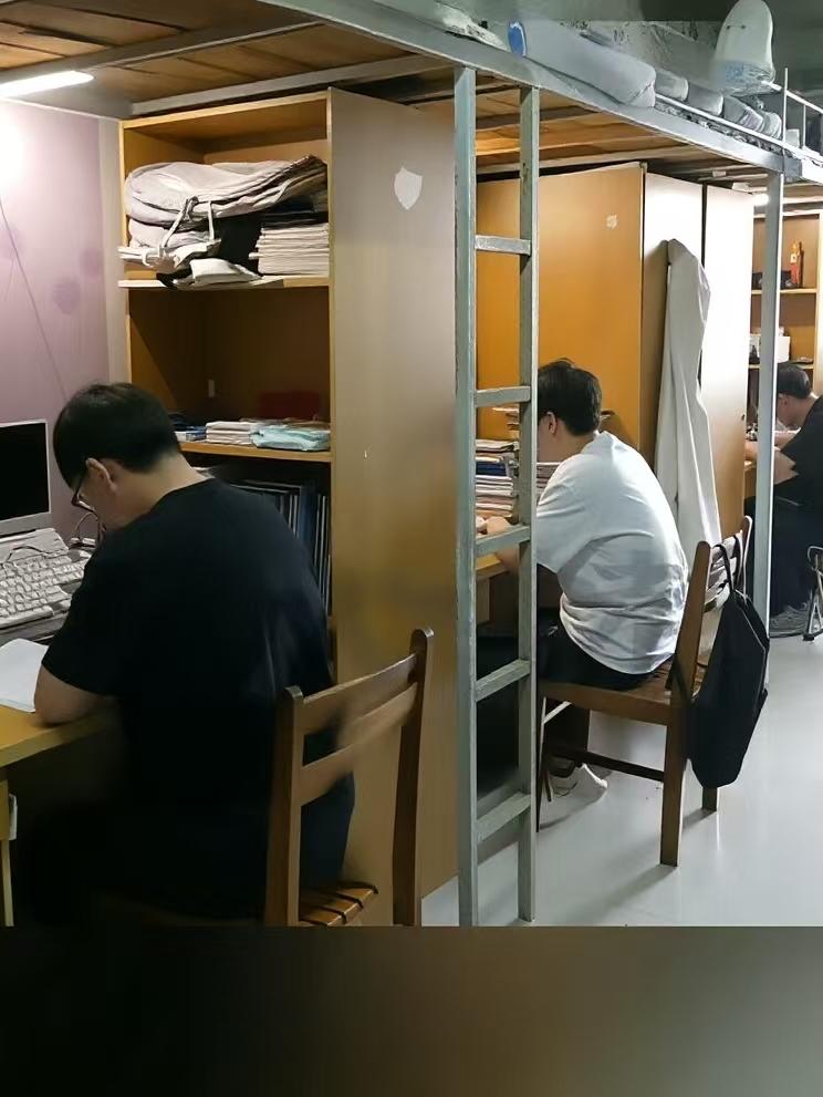 河南省洛阳市有四位正在备战研究生考试的男生，从决定要考研那天起，就坚持每天早上六