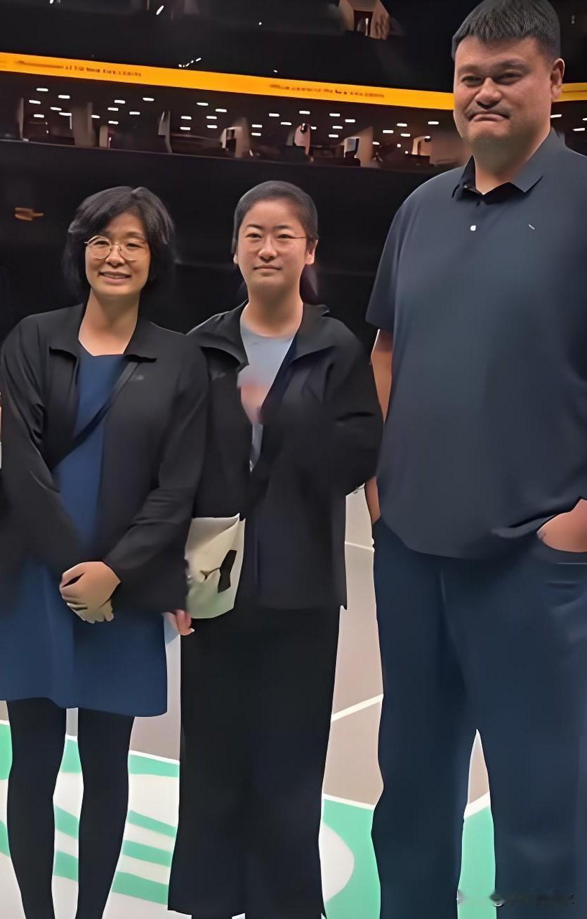 姚沁蕾一家人
家庭成员：
1，爷爷：姚志源，身高2.08米，上海男篮名将
2，奶