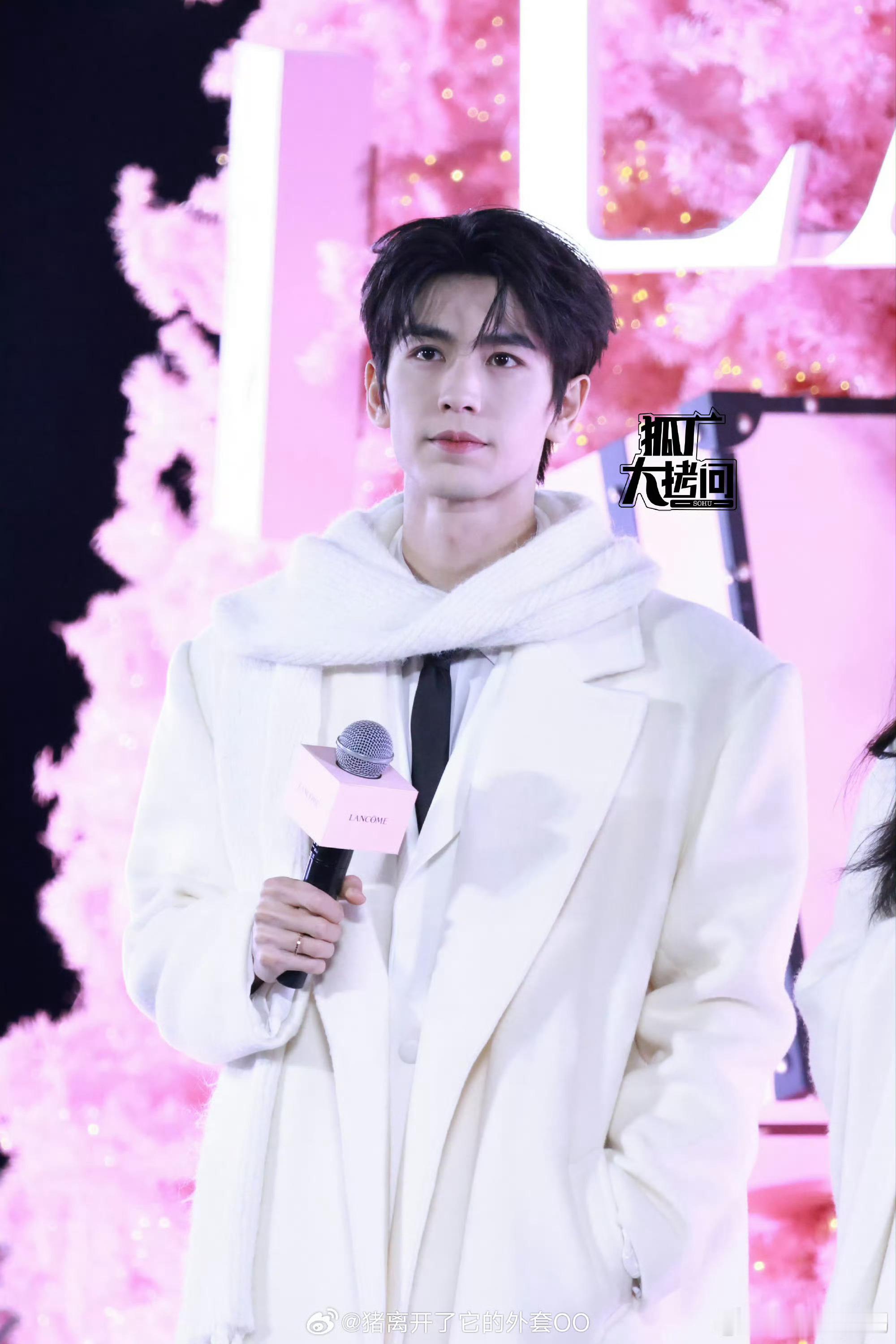 老天奶，我老公帅成啥了啊这肩宽 