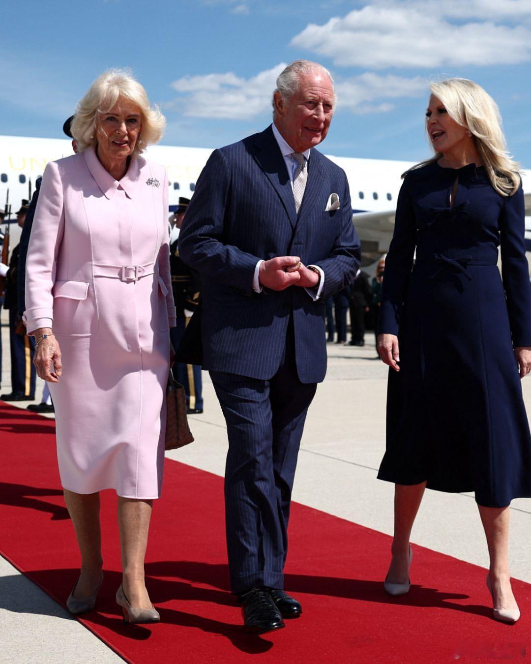 英国王室 🇬🇧🇺🇸4月27日，查尔斯国王和卡米拉王后顺利抵达安德鲁斯空军