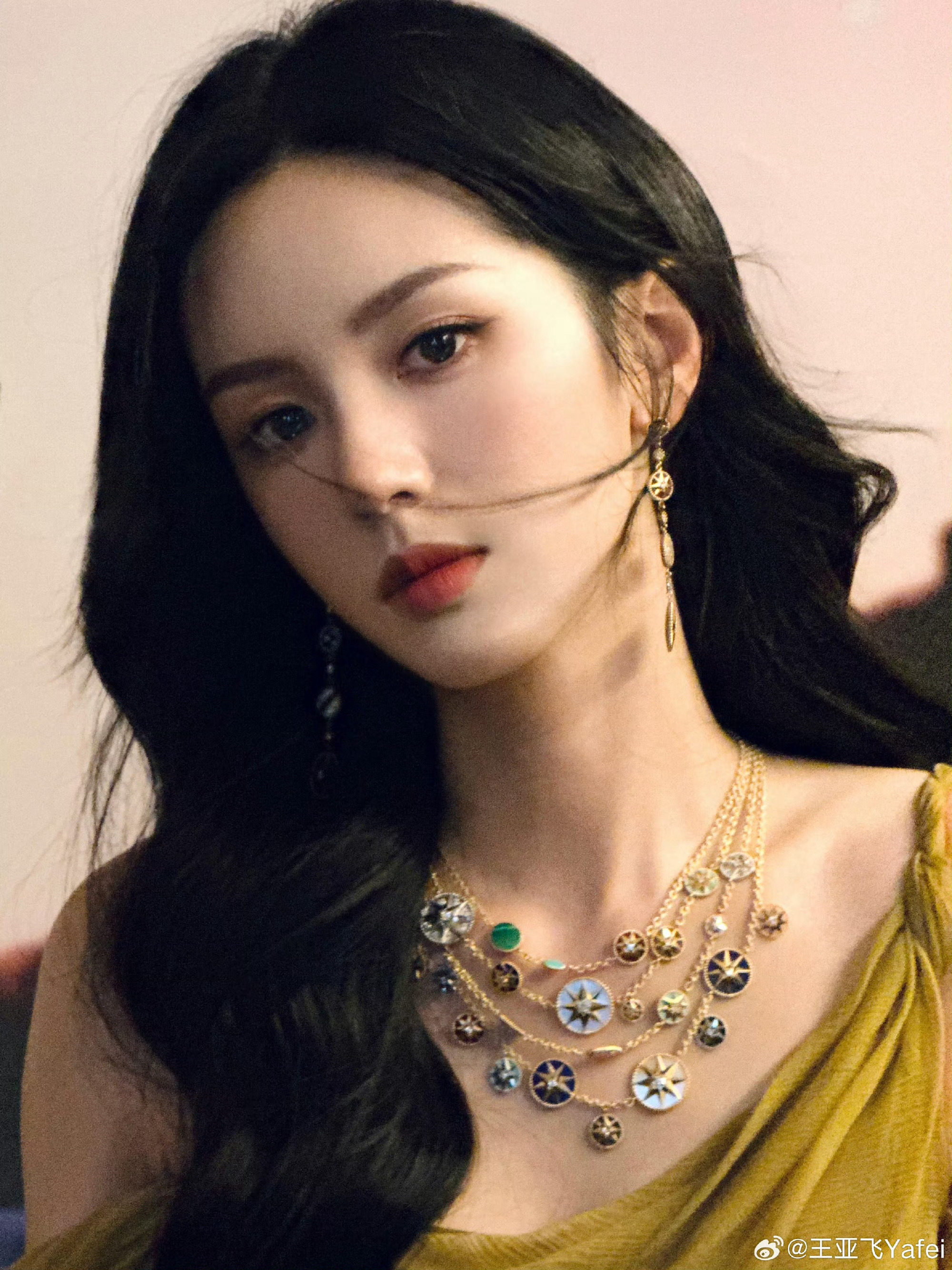 周也冬日暖调妆容  王亚飞给周也化的冬日暖调妆 周也冬日暖调妆容，美到心巴上！ 