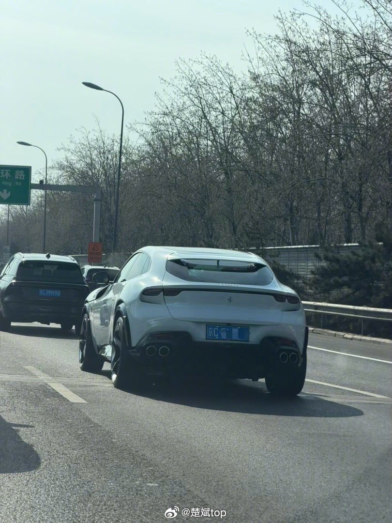 白色的法拉利还是太低调了，我以为是一款普通新能源车呢！但V12的声浪还是太悦耳了