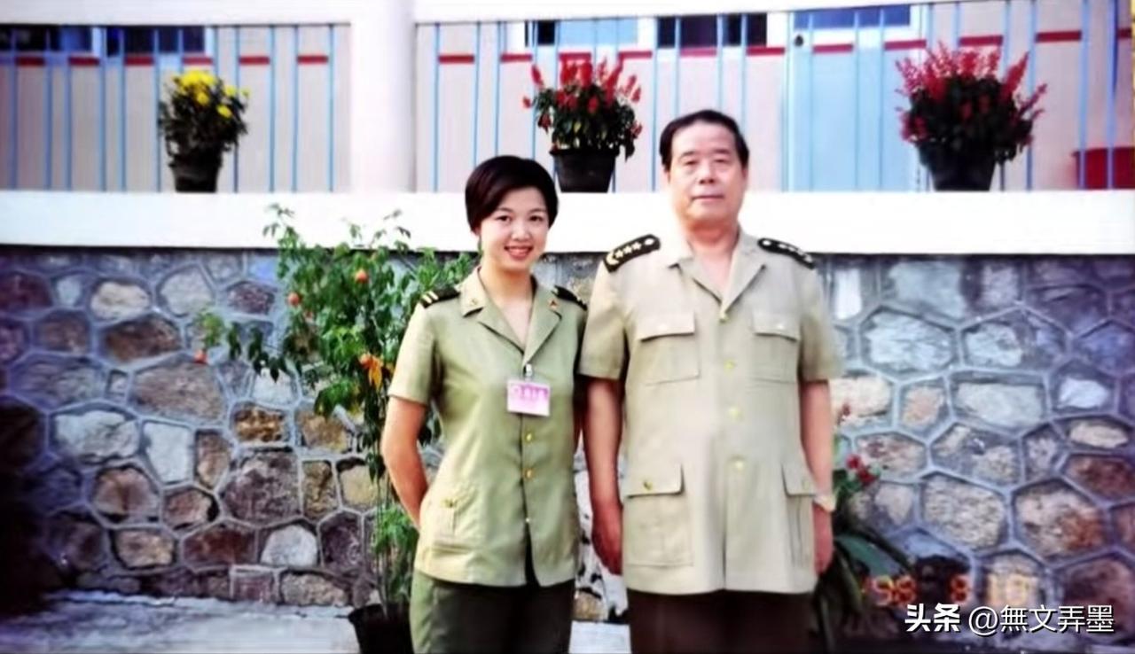 这就是90年代的军装：简单明了，一目了然
没有那么多的讲究，没有那么多的繁琐：什