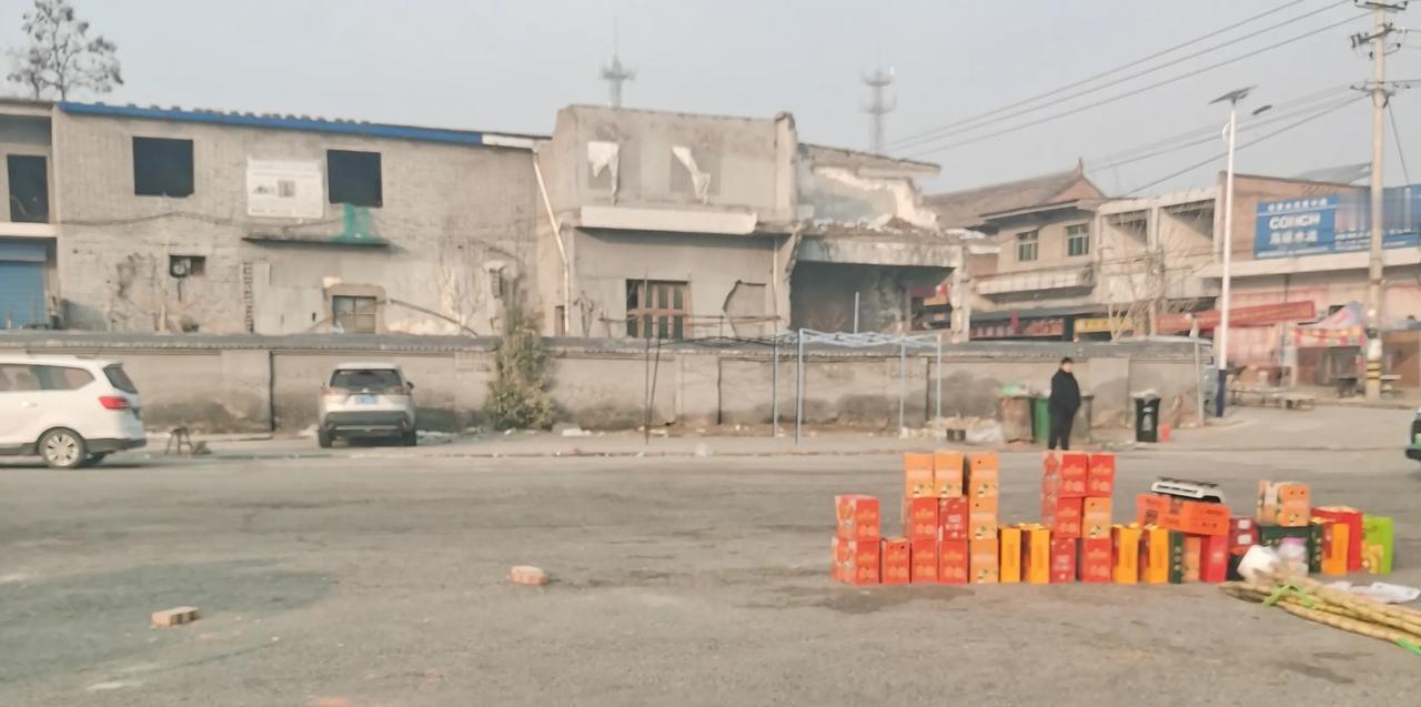 路边杂货摊是城市里独特的存在。那里摆满了各种看似杂乱却充满生活所需的物品。
每次
