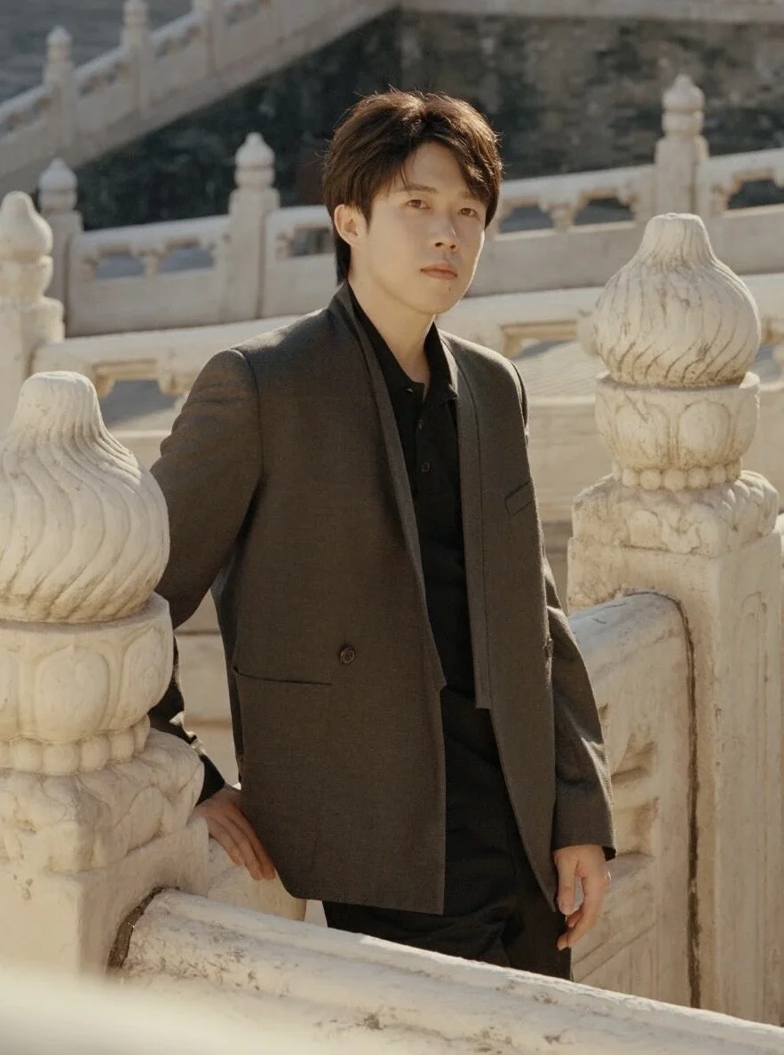 王楚钦《时装男士》新图，穿西装的帅气！