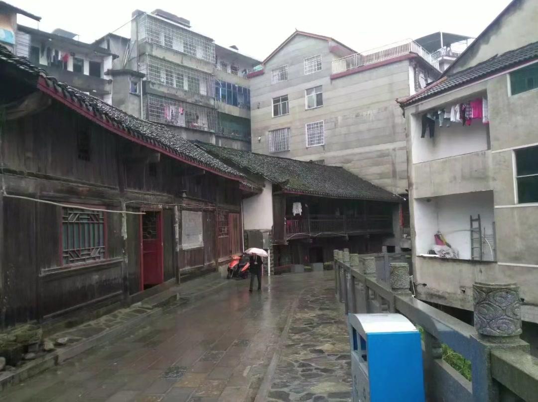 🌿宜沙老街的雨天，竟藏着这样的人间烟火。

推开时光的门，二零一六年六月二十七