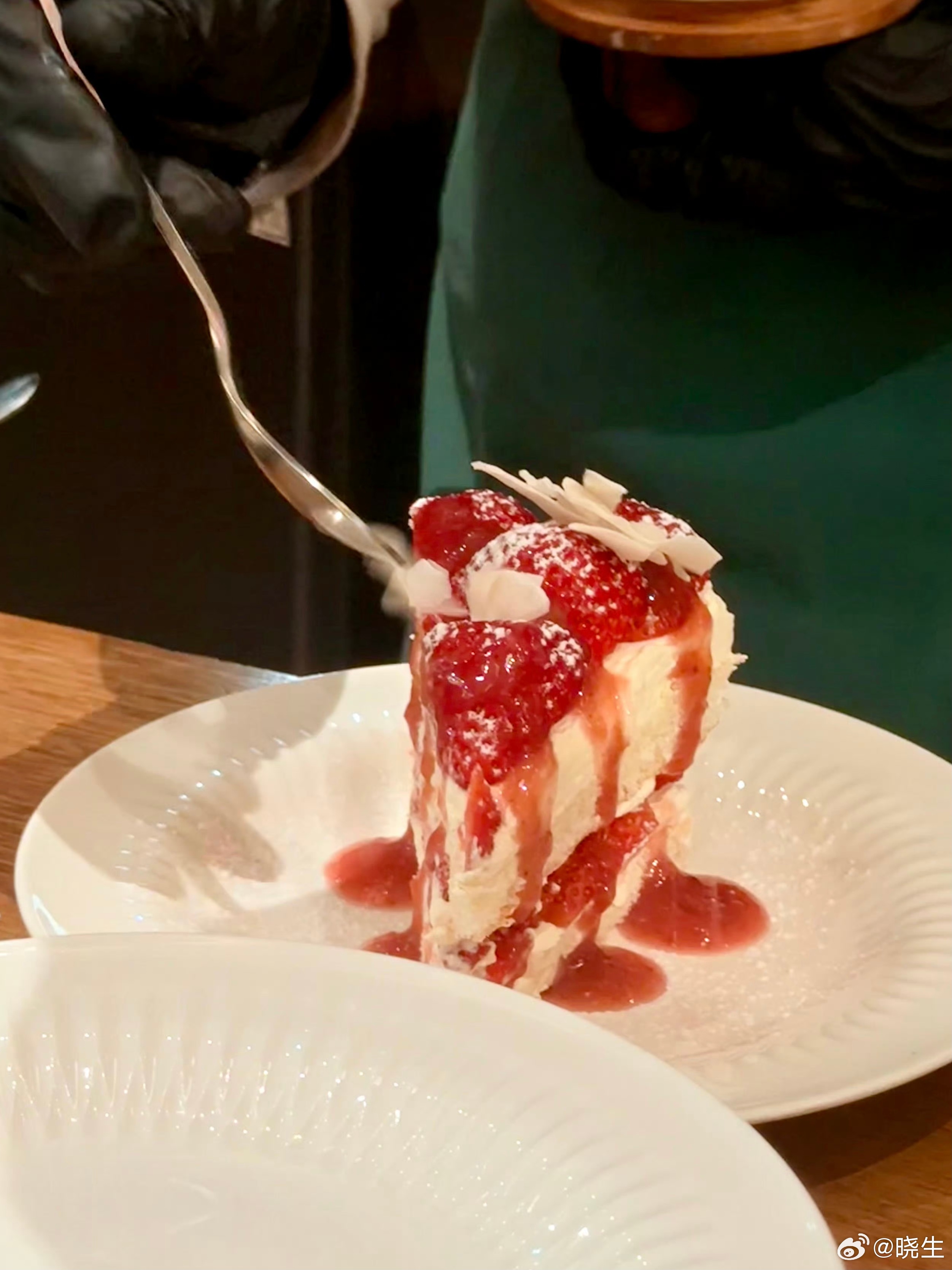 上个月一个来找我的女生，哭着说：“他平时连家长会都不去，现在离婚却非要孩子，还说