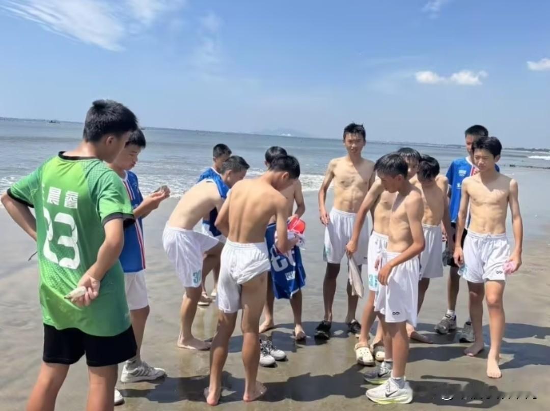 碧海蓝天作背景，沙滩汇聚一群追风少年。盛夏酷暑挡不住热爱，褪去上衣，黝黑结实的身
