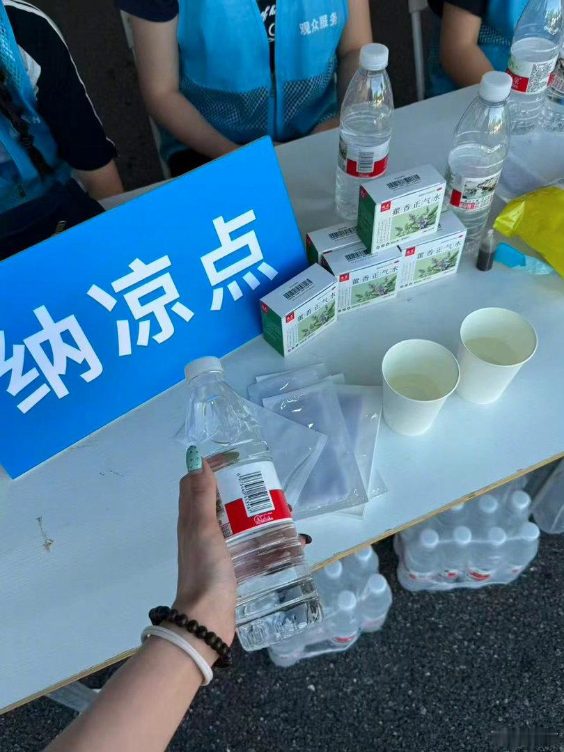 许嵩演唱会防暑准备好贴心从MP3时代到万人合唱，许嵩还是那个许嵩。别人都在卷舞美