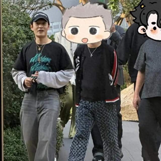 验资两千万的售楼处，黄晓明穿件领口歪掉的旧T恤就进去了