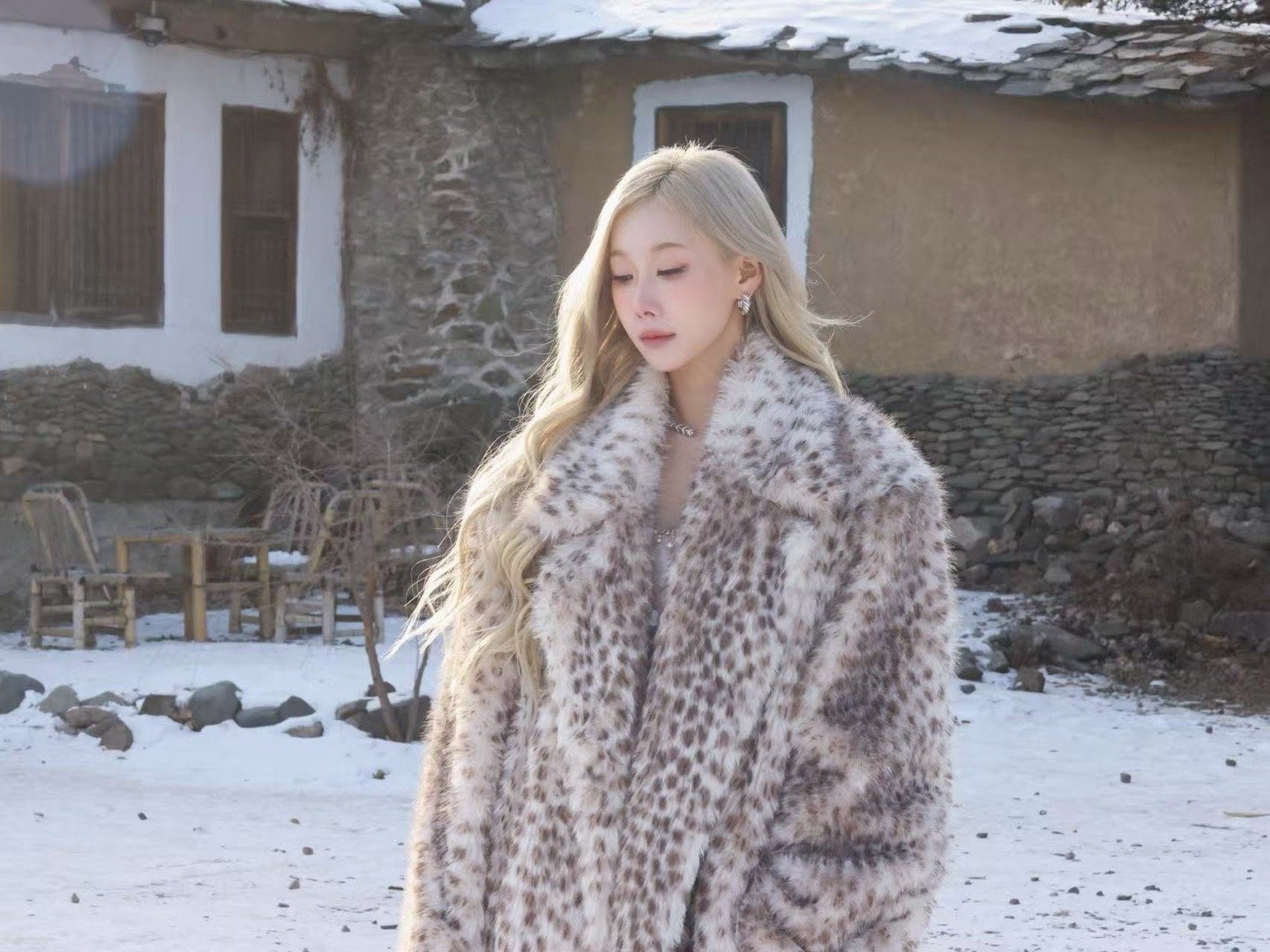 被kpop妆造耽误的韩东 雪国来信杂志大片太绝了，冷调雪景配上她凌厉又精致的气质