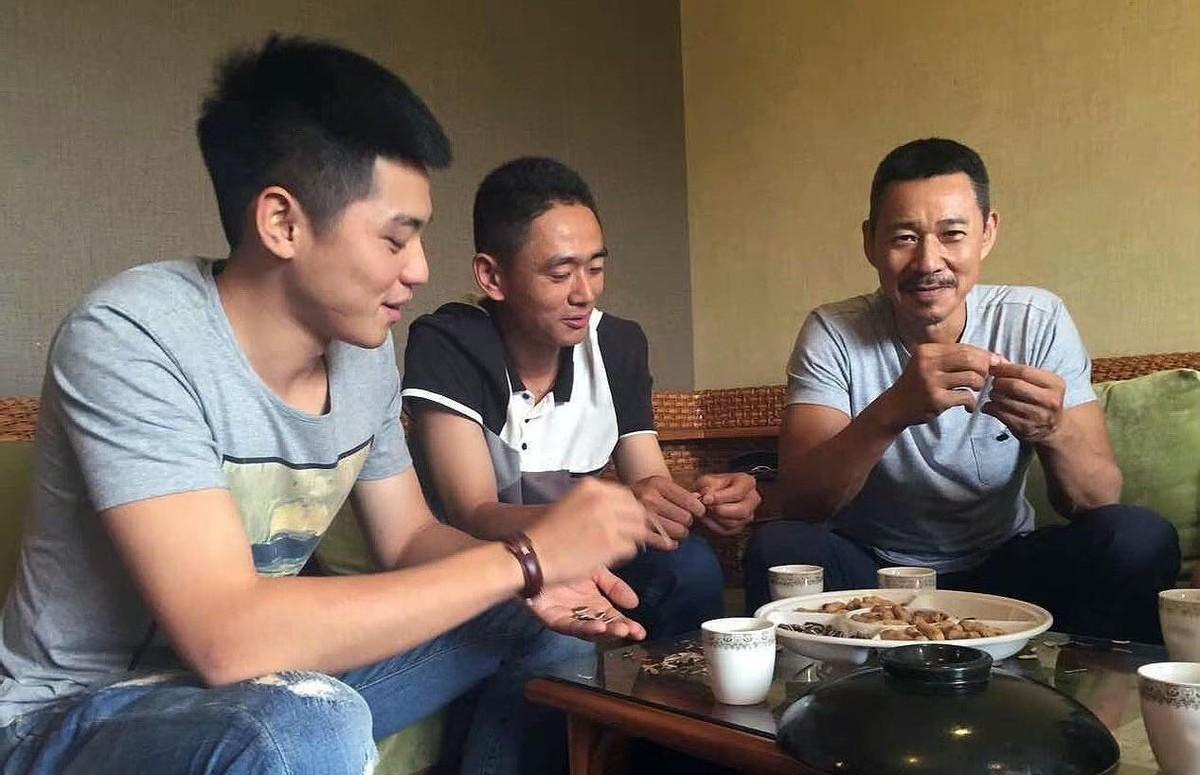 看到现在演员互动都像商业互吹，我反而更怀念这种“刀刀见血”的互怼。
张丰毅当着镜