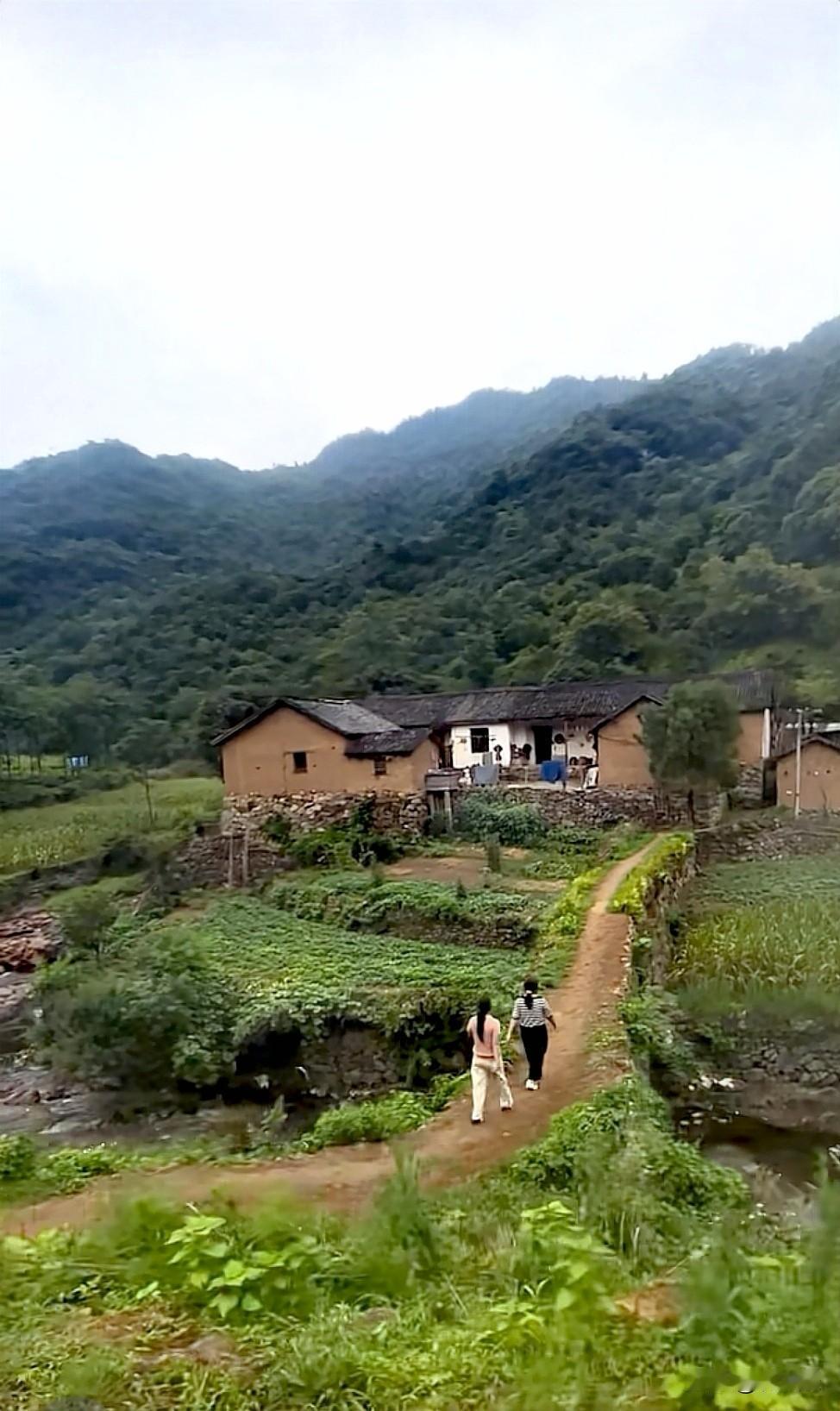 看到“一路直通一座房，两少女直奔向前走，大山围绕美景天成”，这描述的乡村画面简直
