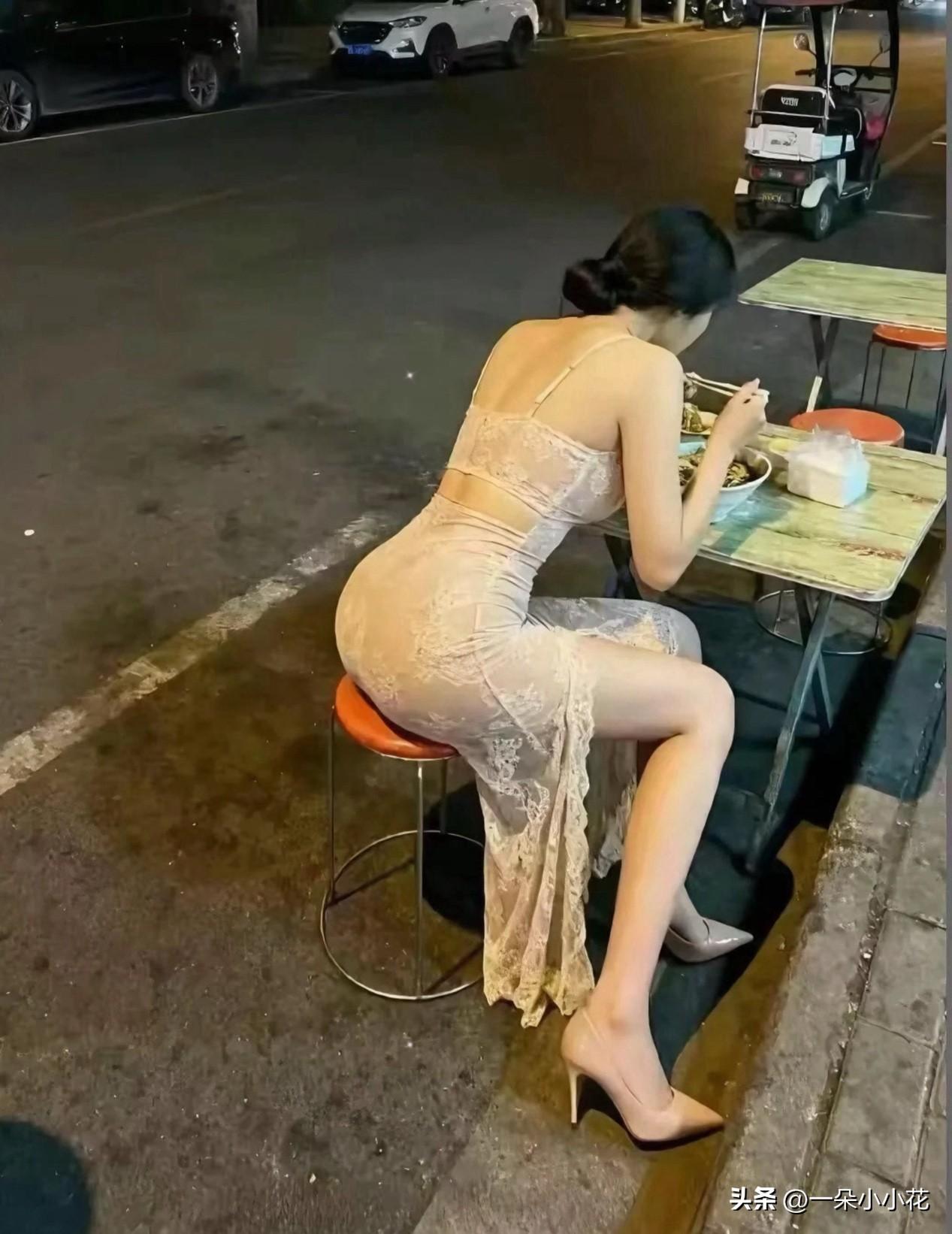 三十块钱一瓶的啤酒，一百八十八块钱一份的果盘！！！它无论何时也比不过，路边一碗，