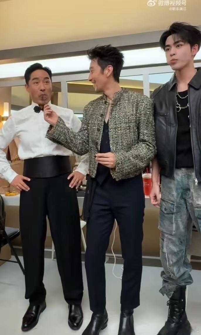 张卓尔来披荆斩棘增肥的披荆斩棘直播披荆斩棘 披哥直播后台名场面笑不活，张卓尔、满