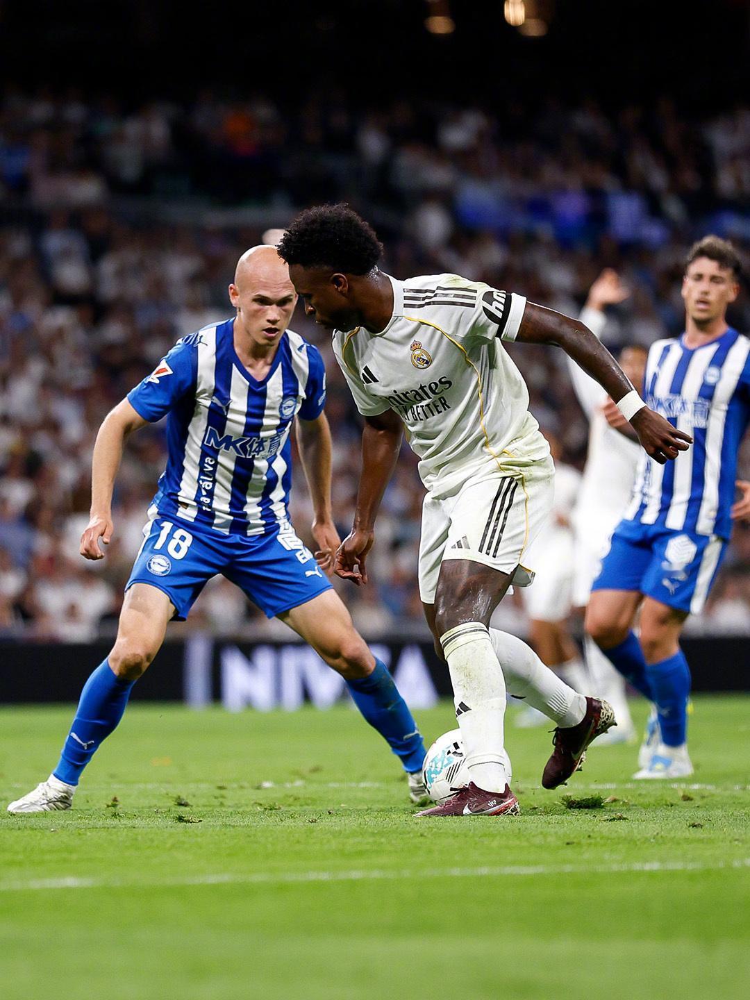 西甲：皇家马德里主场2-1击败阿拉维斯，先赛距榜首6分。
波姆巴佩破门，维尼修斯