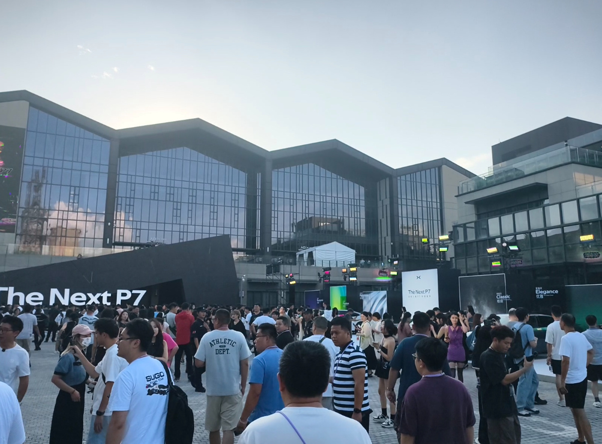 太火了，发布会外面人挤人挤人挤我挤人挤人[加油]全新小鹏p7中国首秀 ​​​