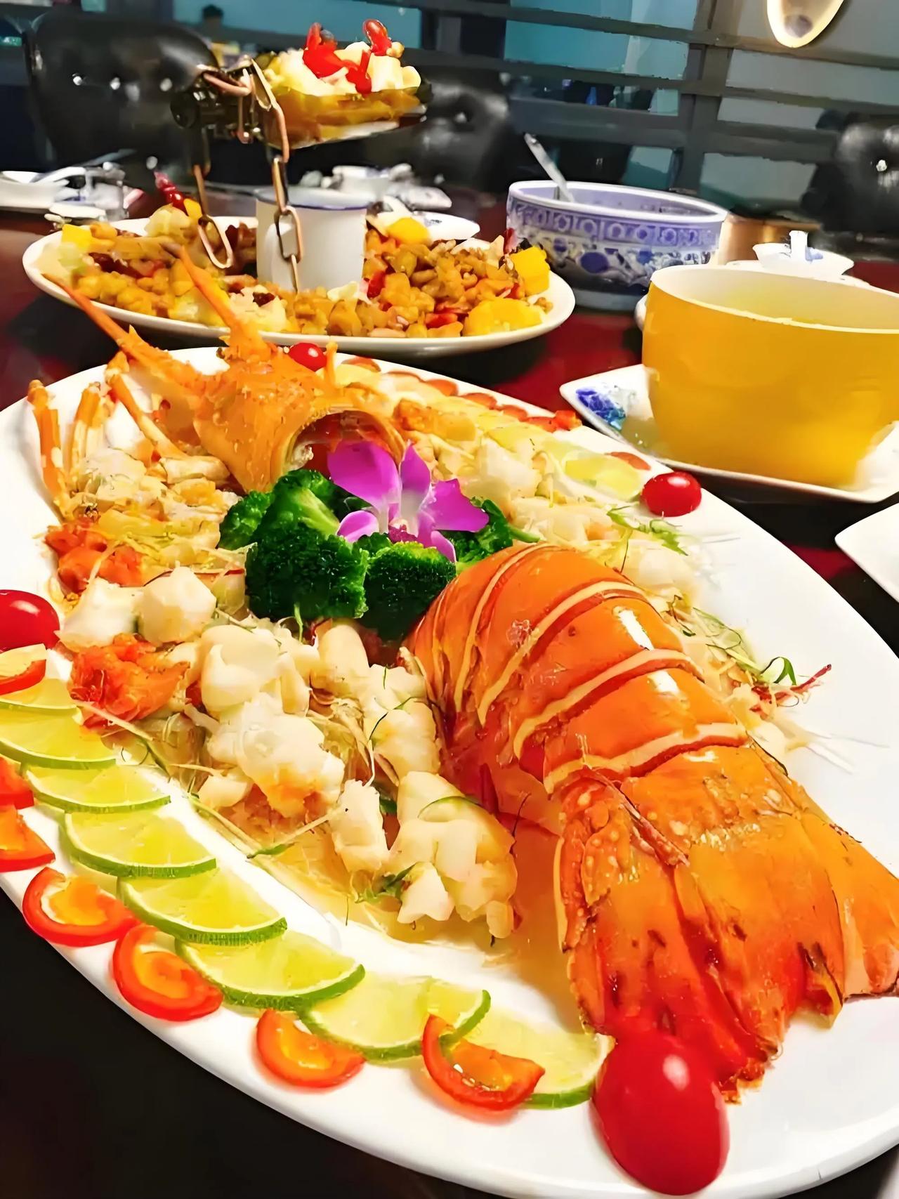 江苏南京，一男子大婚，花16万订了28桌酒席，每桌高达5100元，可没想到，龙虾