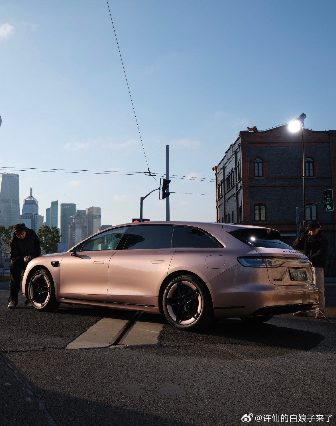 享界S9T粉色实车曝光粉色S9T拿捏上海春天享界S9T粉色实车亮相，外观简约耐看