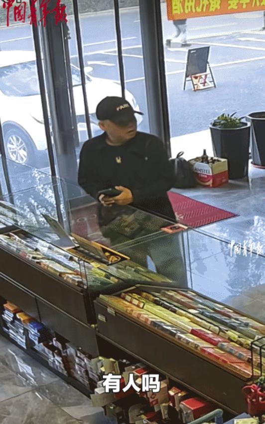 “笑不活了！”吉林，男子进商店问: “有没人，”没想到，老板娘远程关门，男子看到