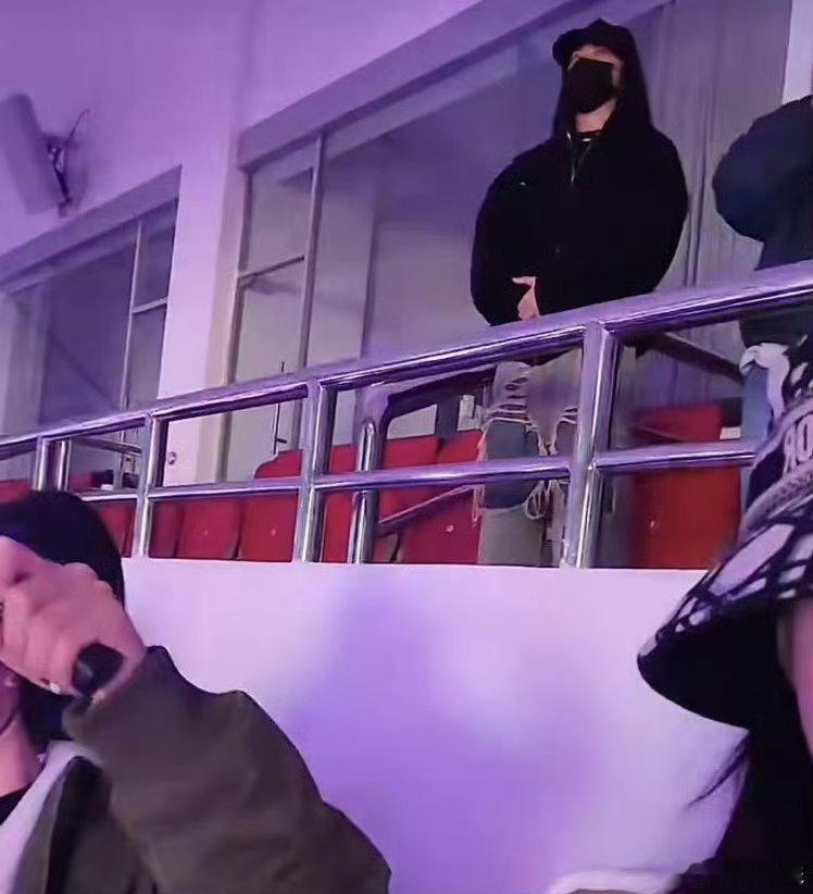 蔡徐坤去看邓紫棋演唱会了真的会被邓紫棋的歌声征服！她的歌首首精品，每一首都超级好