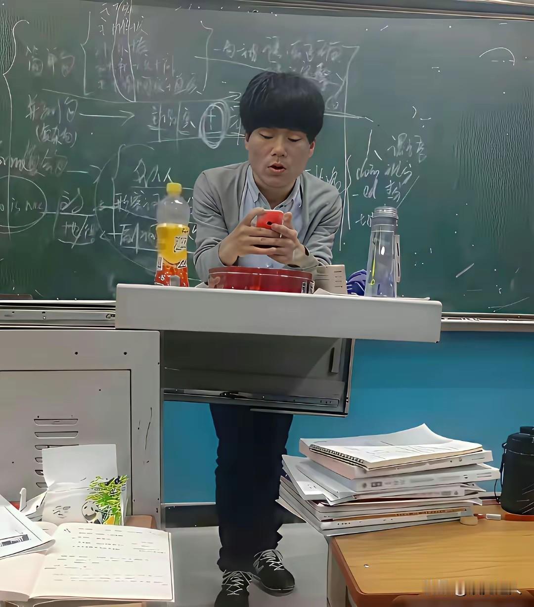 这是刚到新东方当老师的董宇辉，那时他一无所有，看着非常淳朴，蘑菇头，穿着灰色针织