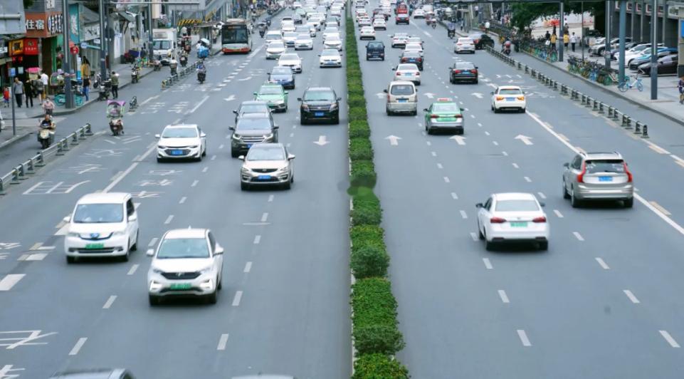 汽车  大v聊车  乘联分会秘书长崔东树表示，新能源汽车规模呈现爆发式增长，单车