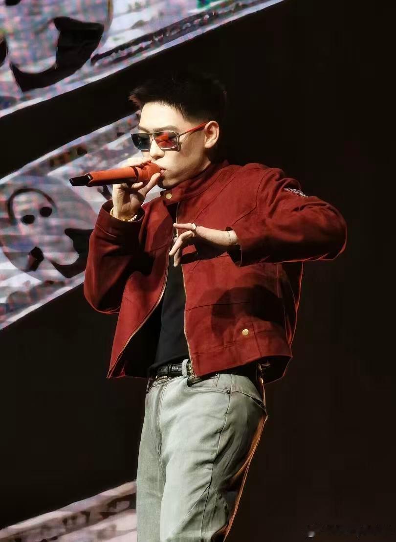 功夫胖弹壳平票 弹壳登上名人堂 谁能预判这个结果！弹壳表演曲目叫《交个朋友》，转