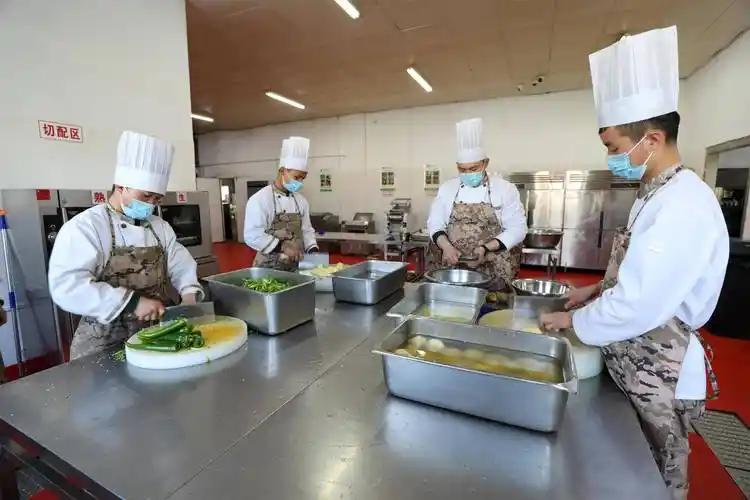 给家长普及一下新兵的伙食，新兵连的伙食相对于老连队是有差距的，但是仍旧是4个菜或